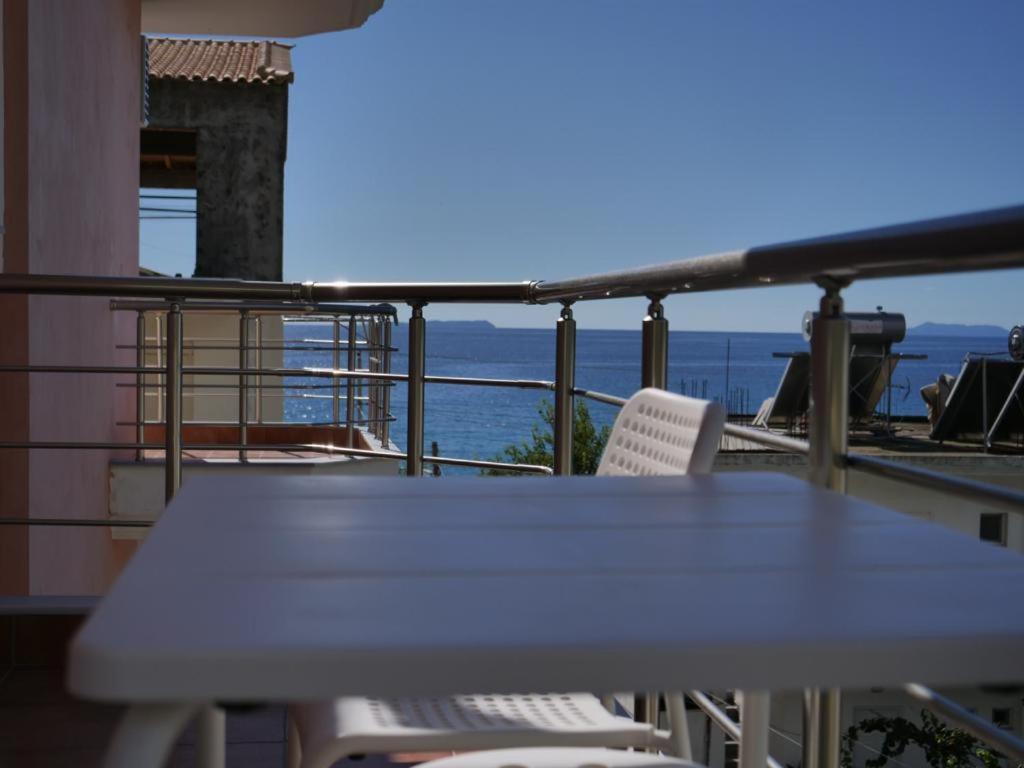 Himara Royal Hotel ภายนอก รูปภาพ