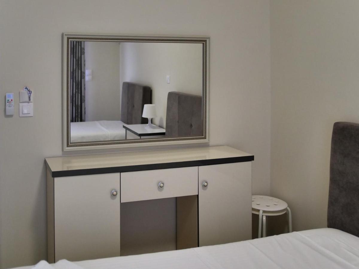 Himara Royal Hotel ภายนอก รูปภาพ